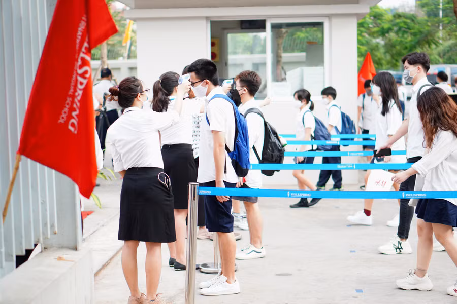 Học sinh trở lại trường sau những ngày giãn cách.