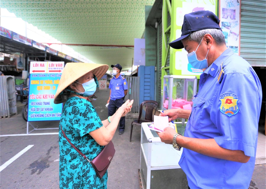 Kiểm tra người dân sử dụng thẻ đi chợ.