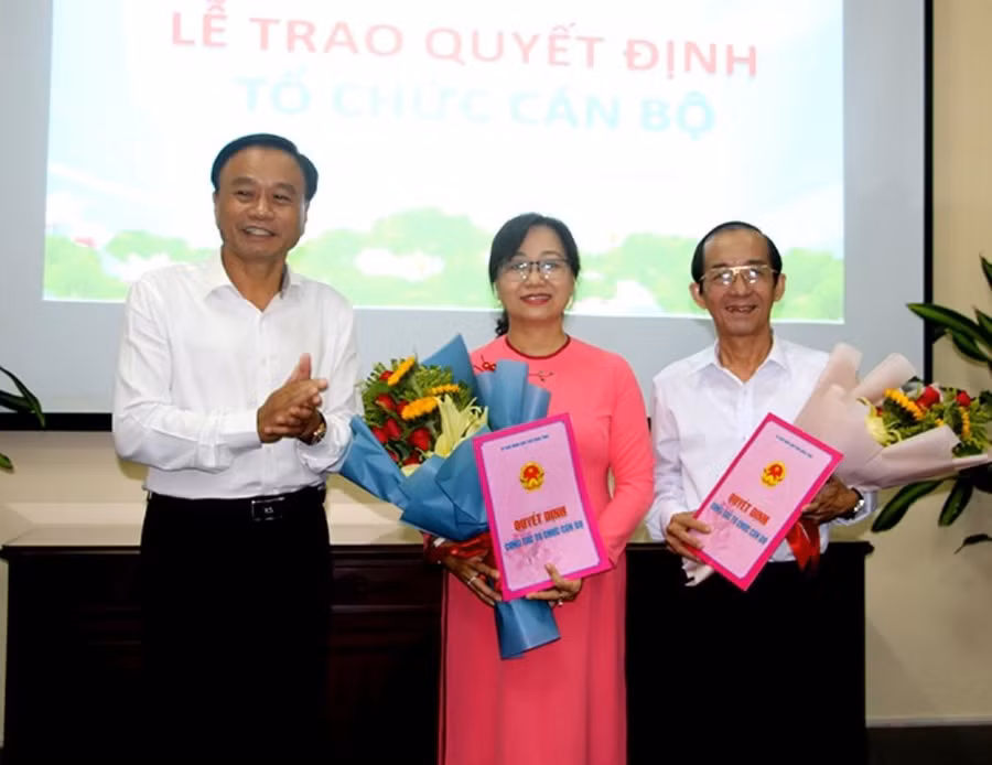 Chủ tịch UBND tỉnh Đồng Tháp Nguyễn Văn Dương trao Quyết định và tặng hoa chúc mừng ông Trần Thanh Liêm và bà Nguyễn Thúy Hà. Ảnh: CTV.