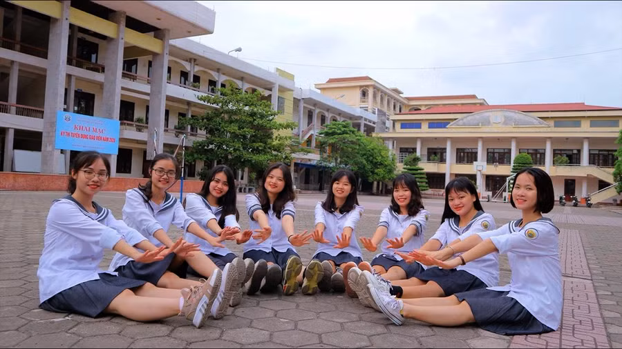 Đàm Thị Minh Trang (ngoài cùng bên phải) cùng các bạn trong lớp.
