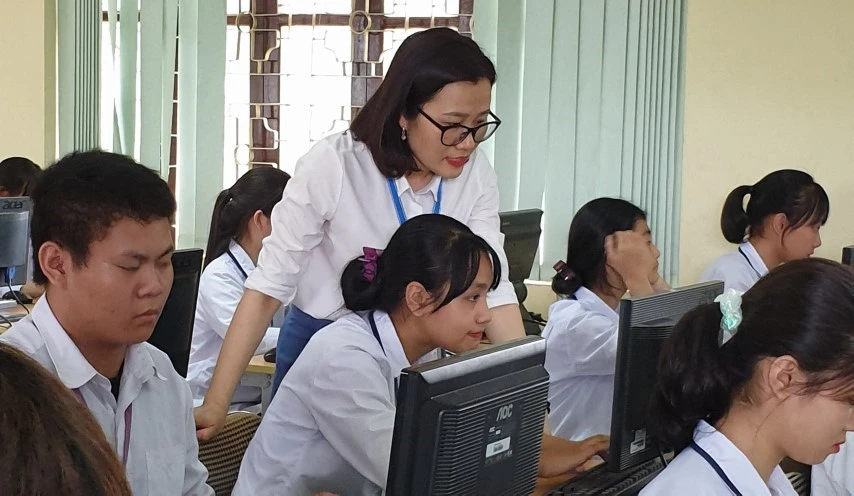 Một lớp đào tạo 9+ nghề Tin học văn phòng.