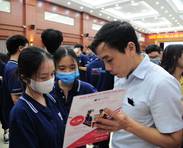 Học sinh Trường Phổ thông Nguyễn Siêu tham gia Ngày hội hướng nghiệp.