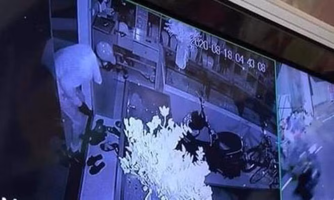 Tên trộm đang thực hiện hành vi lấy trộm vàng. Ảnh: Công an cung cấp