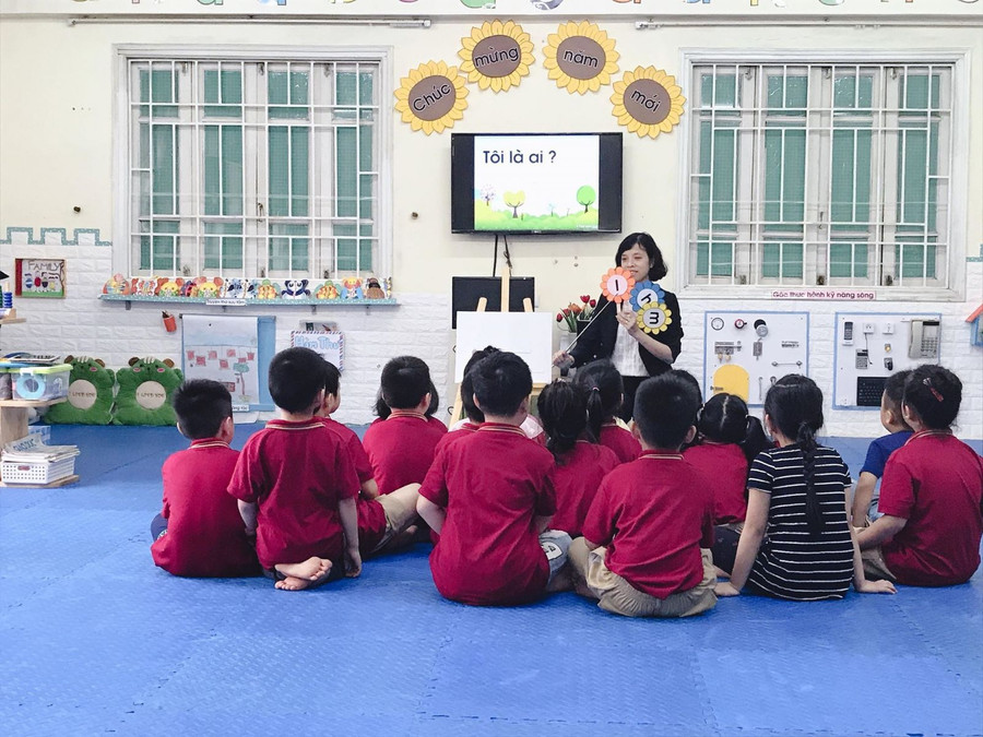 Cô và trò Trường MN Chu Văn An, quận Tây Hồ.
