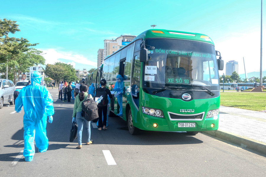 29 học sinh, sinh viên tỉnh Quảng Nam tạm trú tại Đà Nẵng lên xe về quê. 