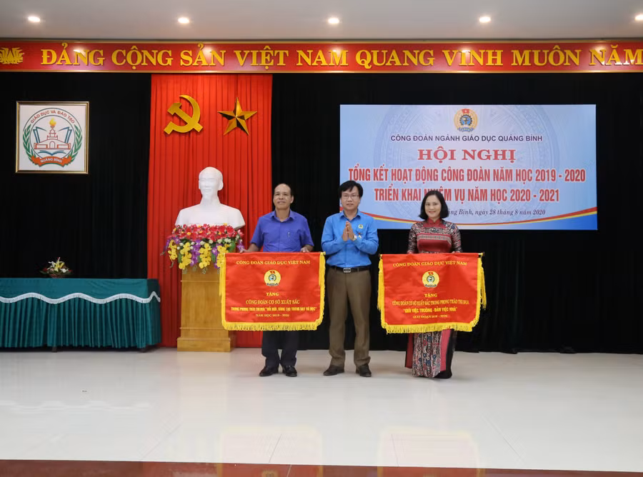 Công đoàn Giáo dục Việt Nam tặng cờ cho hai Công đoàn Giáo dục cơ sở xuất sắc của tỉnh Quảng Bình.