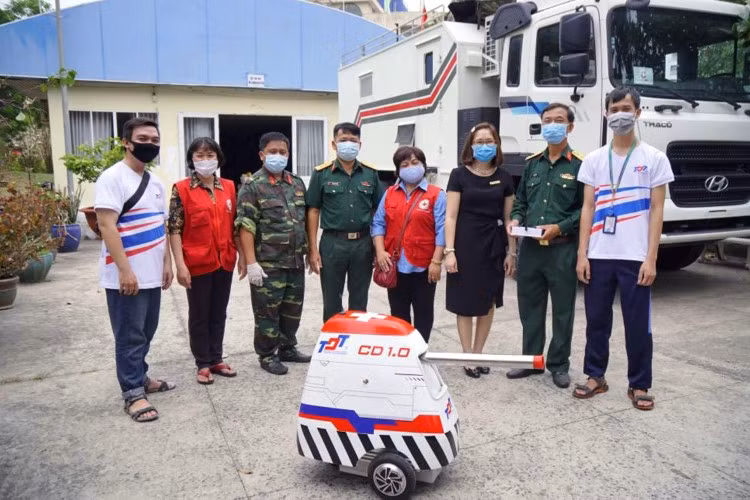 TDTU bàn giao robot khử khuẩn CD 1.0 cho Trung tâm cách ly tập trung thuộc Ký túc xá ĐHQG TPHCM. Ảnh: NTCC