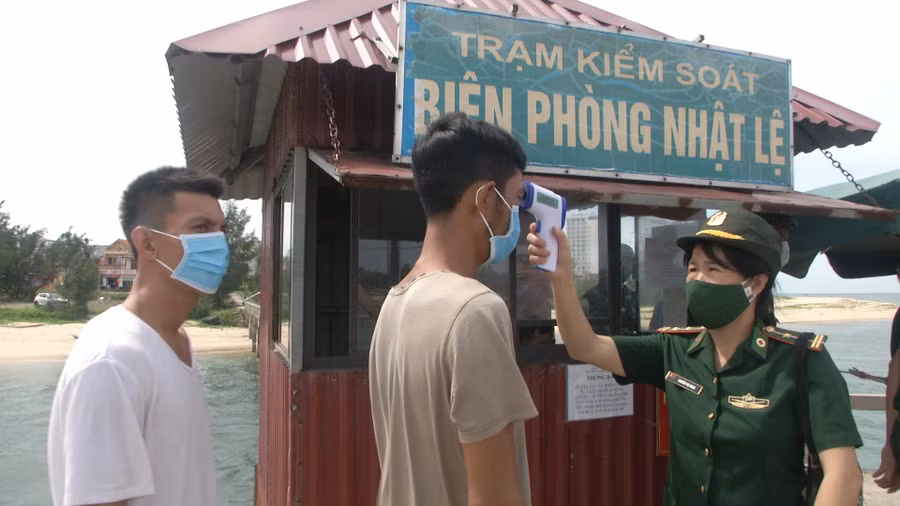 Lực lượng Biên phòng tiến hành kiểm tra sức khoẻ, đo thân nhiệt của những thuyền viên trên tàu QB 91361 TS bị chìm ngoài khơi