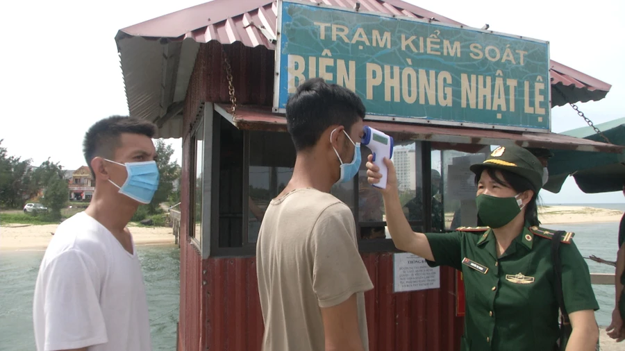 Lực lượng Biên phòng tiến hành kiểm tra sức khoẻ, đo thân nhiệt của những thuyền viên trên tàu QB 91361 TS bị chìm ngoài khơi