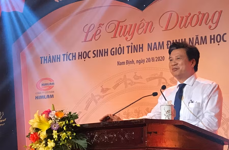 Thứ trưởng Nguyễn Hữu Độ phát biểu chúc mừng các thầy cô và các em HS giỏi tiêu biểu.