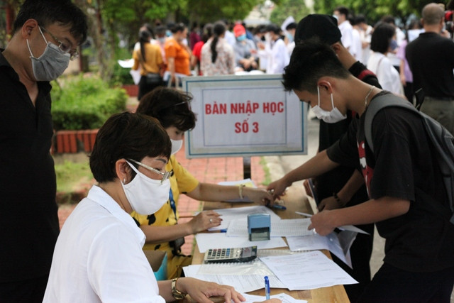 Các học sinh làm thủ tục nhập học chương trình đào tạo 9+