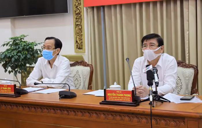 Lãnh đạo TPHCM nghe các đơn vị báo cáo tình hình chống dịch Covid-19 tại cuộc họp.