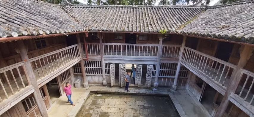 Đoàn công tác của huyện Đồng Văn kiểm tra thực trạng di tích.