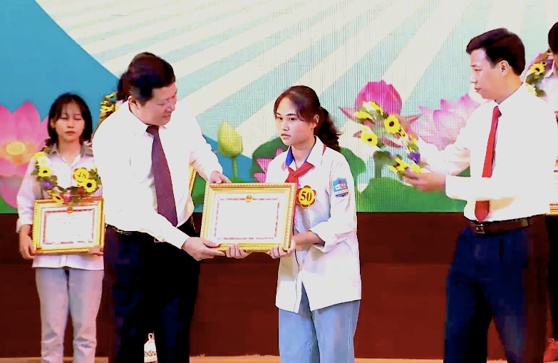 Nhà giáo Vương Văn Bằng, Giám đốc Sở GD&ĐT trao bằng khen cho các HS giỏi.