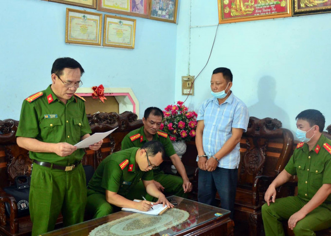 Cơ quan điều tra đọc lệnh bắt giữ Trương Ngọc Khởi. Ảnh: CAND
