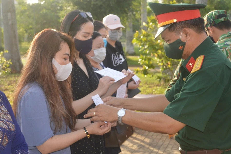 Trao giấy chứng nhận hoàn thành thời gian cách ly cho công dân.