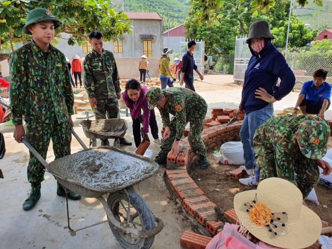 Các chiến sĩ cùng Đoàn thanh niên xã Chiềng Khương và giáo viên tham gia cải tạo trường lớp. Ảnh: Đồn Biên phòng Cửa khẩu Chiềng Khương
