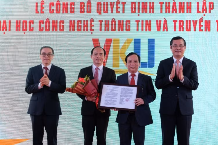 Thứ trưởng Nguyễn Văn Phúc (bìa phải) - đại diện Bộ GD&ĐT trao quyết định thành lập Trường ĐH CNTT và Truyền thông Việt - Hàn cho đại diện ĐH Đà Nẵng và nhà trường. Ảnh: Hoàng Vinh