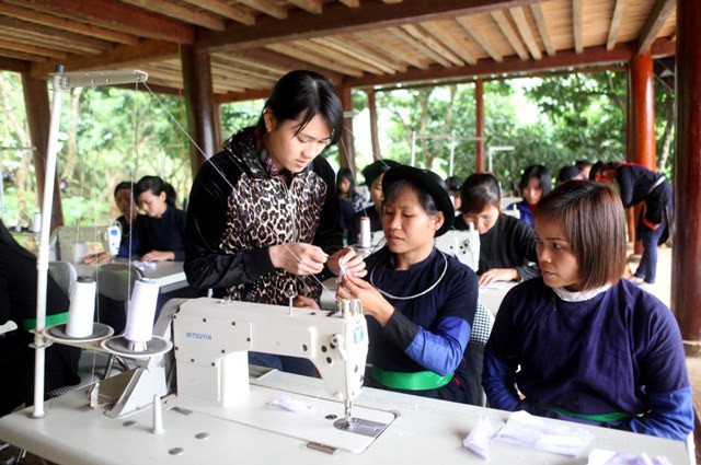 Lớp dạy nghề may công nghiệp cho LĐNT là phụ nữ dân tộc Dao, Tày tại xã Yên Thuận, huyện Hàm Yên, tỉnh Tuyên Quang 