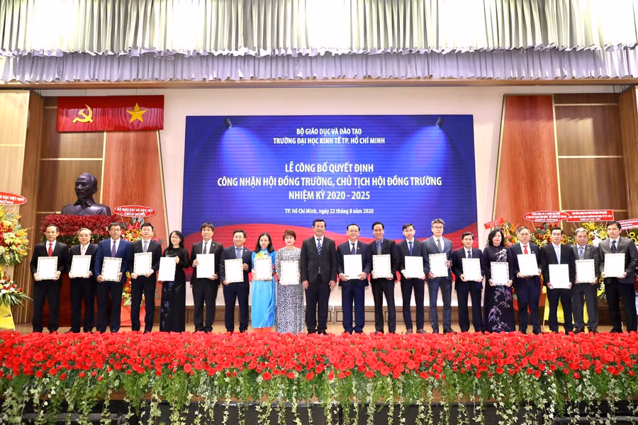 25 thành viên Hội đồng trường UEH nhiệm kỳ 2020-2025 ra mắt