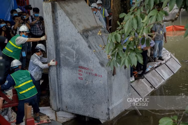Cấu kiện bê tông cuối cùng được khớp nối vào tuyến kè Hồ Gươm sáng 20/8. Ảnh: Thế Đại