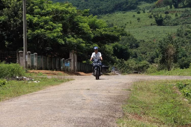 Trả lương qua thẻ ATM, cán bộ, giáo viên phải vượt quãng đường khá xa để đi rút tiền.