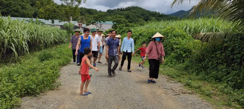 Người dân thôn Giàu Cả phản ánh việc trang trại lợn gây ô nhiễm môi trường.