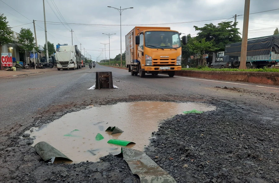 Một số đoạn trên tuyến đường vành đai phía Tây TP Buôn Ma Thuột bị hư hỏng.