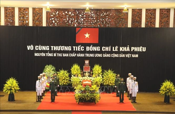 Linh cữu nguyên Tổng Bí thư Lê Khả Phiêu được quàn tại Nhà tang lễ. Ảnh: TTXVN