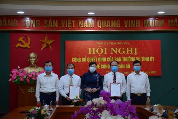 Ông Lê Kim Phúc (thứ 2 từ trái sang) - Bí thư huyện Đại Từ được điều động làm Phó ban Dân vận Tỉnh ủy. Ảnh: Báo Thanh tra