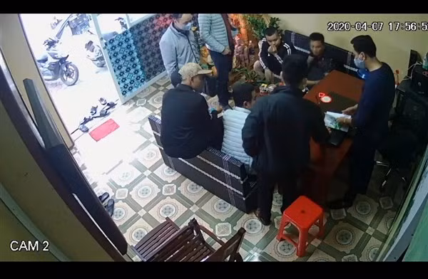 Những người được cho là Công an huyện Vĩnh Bảo mặc thường phục, không đeo biển tên, không trình thẻ ngành xông vào nhà Tùng giật tiền trên tay Huấn và Nhân, thu đồ trên bàn làm việc của Tùng. Ảnh trích từ camera người nhà bị can cung cấp