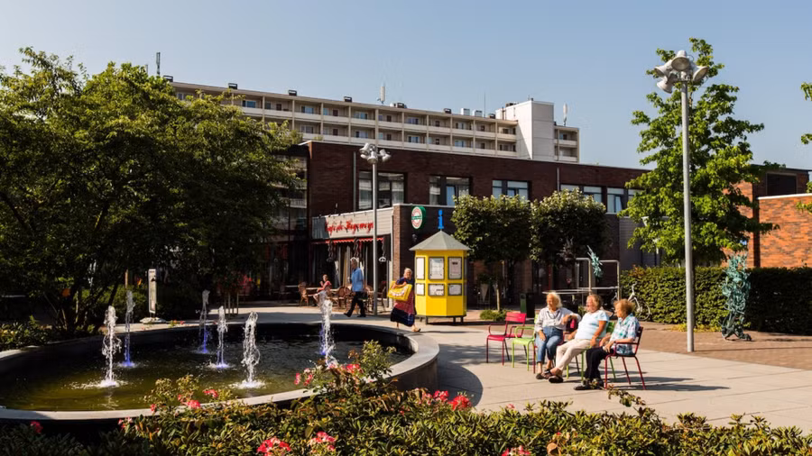 Làng Hogewey với không gian thoáng đãng.