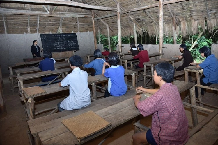 Lớp học văn hoá trong kháng chiến được mô phỏng lại ở khu di tích lịch sử địa đạo Củ Chi. Ảnh nguồn Internet
