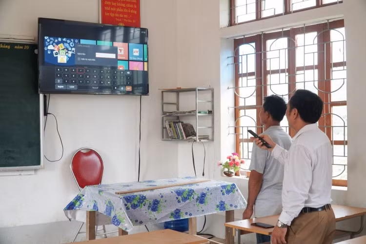 Trường PT DTBT THCS Lạng Khê (Con Cuông, Nghệ An) được đầu tư tivi trong các phòng học.