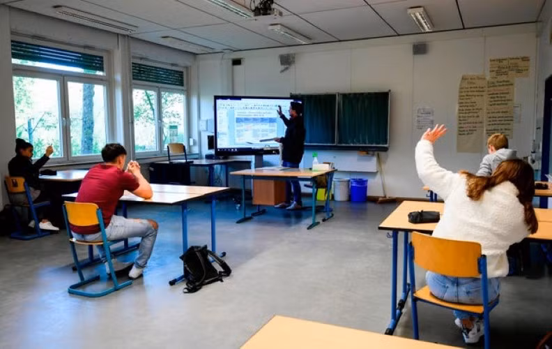 Học sinh tại Anh sẽ trở lại trường vào tháng sau.