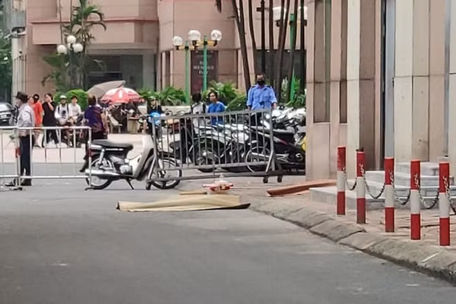 Lực lượng chức năng phong tỏa hiện trường, điều tra nguyên nhân cháu bé tử vong. Ảnh: Zingnews