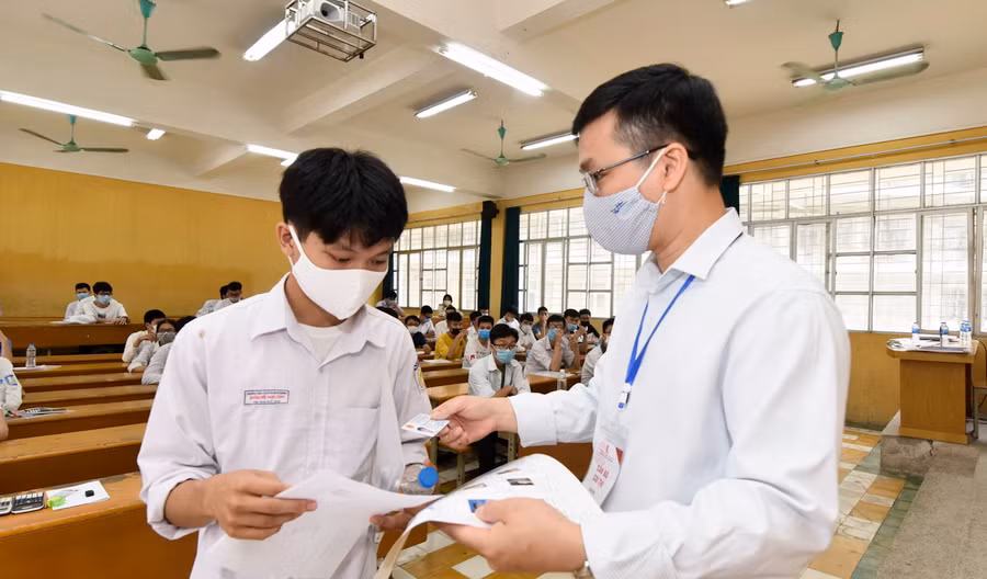 Giám thị gọi thí sinh vào phòng thi