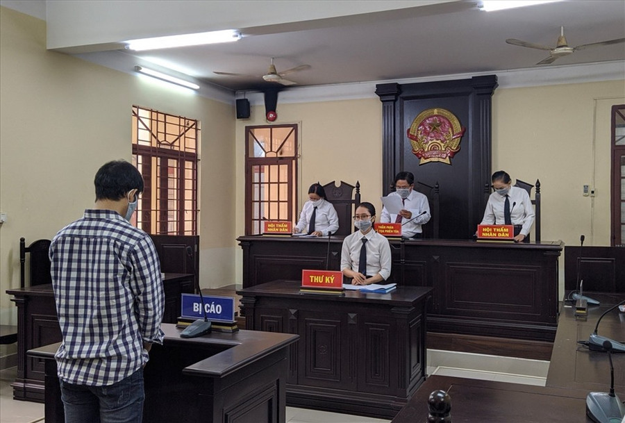 8 năm tù cho kẻ đánh đập, dí thuốc lá vào con riêng của vợ “hờ”