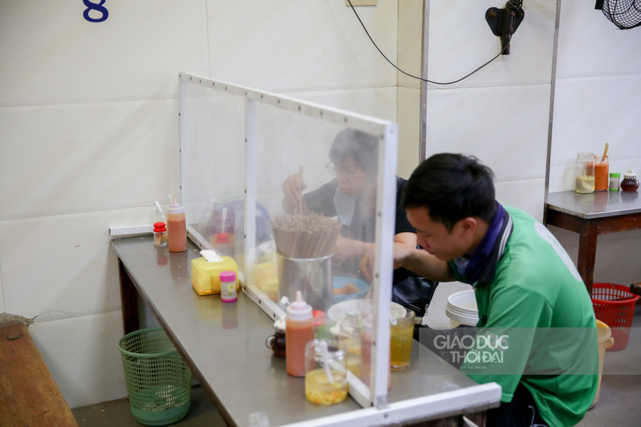 Nhiều cửa hàng, quán ăn, quán cafe tại Hà Nội đã tuân thủ theo đúng chỉ thị của TP.