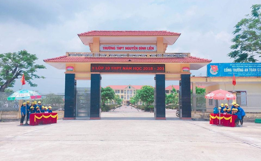 Trường THPT Nguyễn Đình Liễn đã huy động đội thanh niên tình nguyện tiếp sức mùa thi Trường THPT Nguyễn Đình Liễn đã huy động đội thanh niên tình nguyện tiếp sức mùa thi