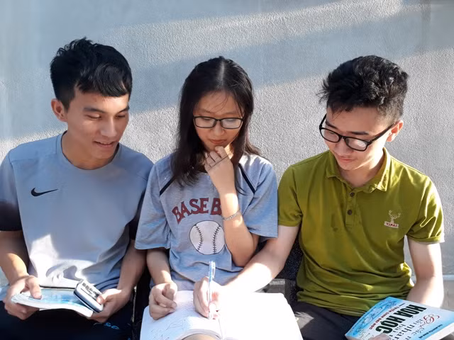 Các em học sinh lớp 12 Trường THPT Chuyên Hà Tĩnh tranh thủ cùng nhau ôn lại bài, trao đổi kinh nghiệm