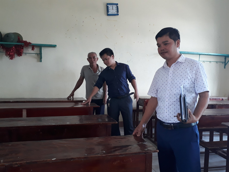 Công tác kiểm tra cơ sở vật chất tại điểm thi Trường THPT Nguyễn Đình Liễn Công tác kiểm tra cơ sở vật chất tại điểm thi Trường THPT Nguyễn Đình Liễn