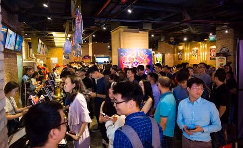 Không chỉ mang lại không gian mua sắm với nhiều ưu đãi, đại tiệc Sale xuyên màn đêm tại Vincom còn hấp dẫn với sự tham gia của các gian hàng ẩm thực, rạp chiếu phim… Không chỉ mang lại không gian mua sắm với nhiều ưu đãi, đại tiệc Sale xuyên màn đêm tại Vincom còn hấp dẫn với sự tham gia của các gian hàng ẩm thực, rạp chiếu phim…