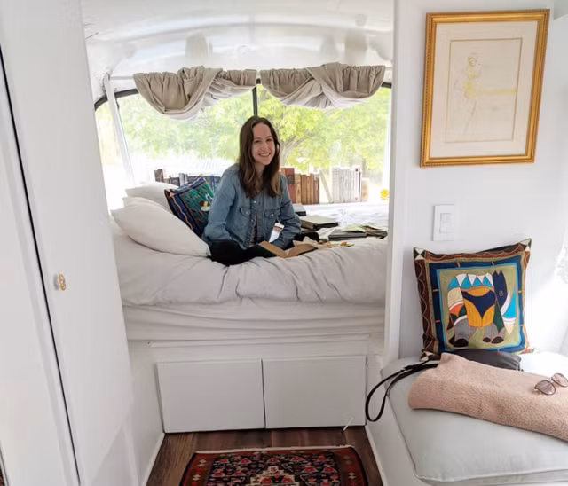 Người phụ nữ dành 3 năm biến xe buýt thành ngôi nhà lưu động tuyệt đẹp ảnh 1