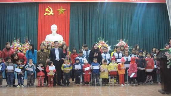 Thứ trưởng tặng quà cho các em học sinh nghèo vượt khó, học giỏi của huyện Phù Ninh, tỉnh Phú Thọ