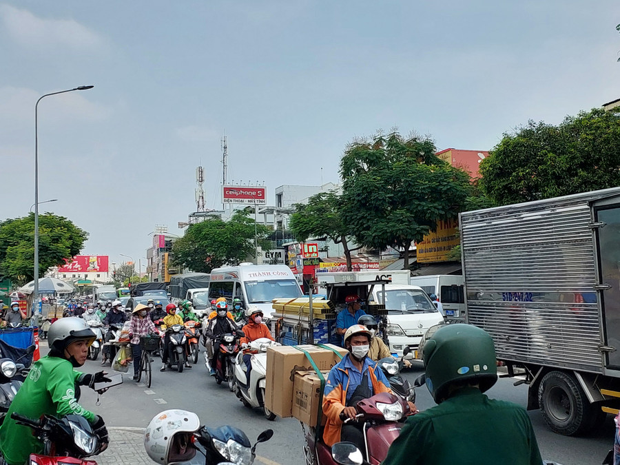 Rất đông người dân hiếu kì theo dõi vụ việc. Rất đông người dân hiếu kì theo dõi vụ việc.