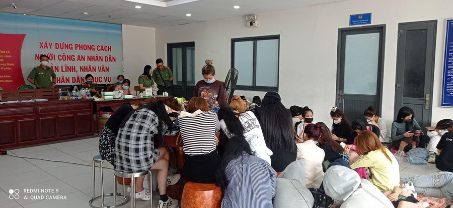 Nhiều người được đưa về trụ sở test ma túy. Nhiều người được đưa về trụ sở test ma túy.