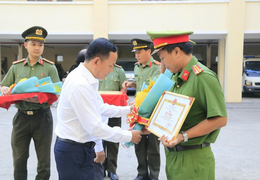 Lãnh đạo quận 8 khen thưởng các tập thể xuất sắc.