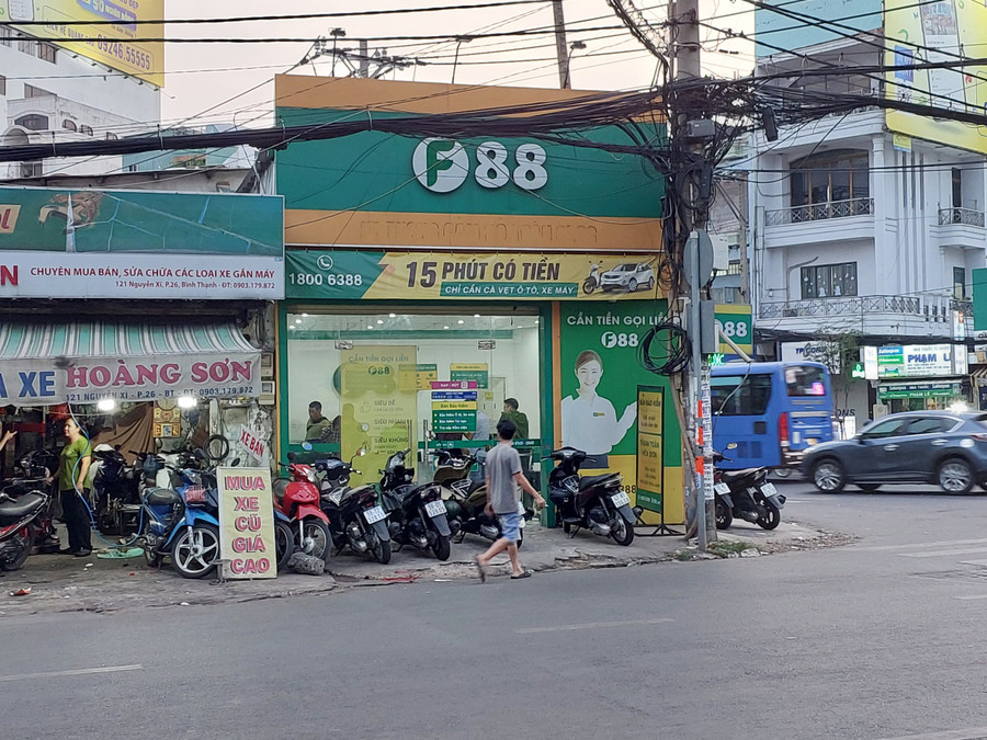 Cửa hàng F88 Nguyễn Xí, quận Bình Thạnh bên trong rất đông người mặc sắc phục công an. Cửa hàng F88 Nguyễn Xí, quận Bình Thạnh bên trong rất đông người mặc sắc phục công an.