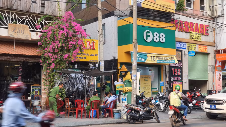 Cửa hàng F88 trên đường Trần Quang Khải, quận 1 cảnh sát cũng có mặt bảo vệ.